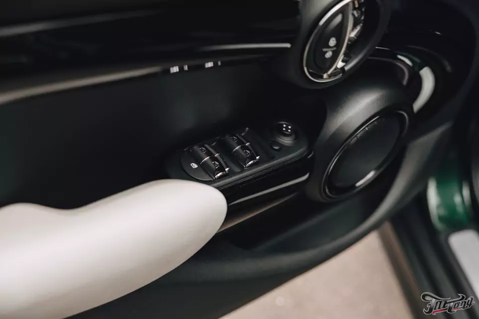 Оклеили Mini Cooper цветным полиуретаном, заменили хромированные детали, окрасили диски и суппорта, выполнили комплекс детейлинг-услуг и техническое обслуживание
